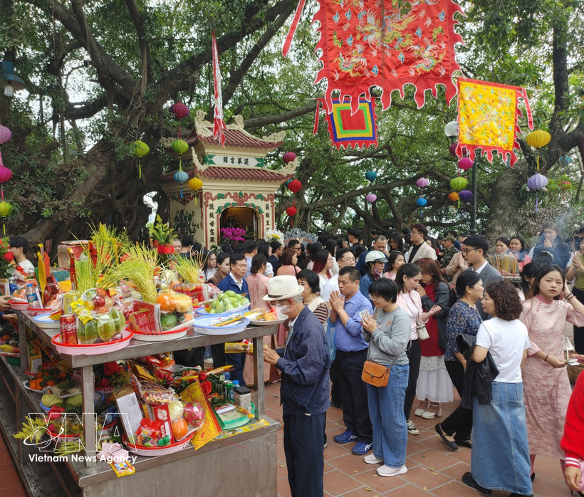 Le site du Phu Tay Ho (quartier de Tay Ho, Hanoï) bondé dans la matinée du premier jour du Têt du Cheval 2026. Photo : VNA