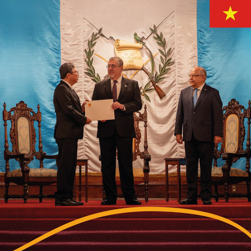 L’ambassadeur du Vietnam au Mexique, accrédité concurremment au Guatemala, Nguyen Van Hai, a solennellement présenté, le 16 janvier (heure locale), les lettres de créance du président vietnamien Luong Cuong au président guatémaltèque Bernardo Arévalo. Photo : VNA