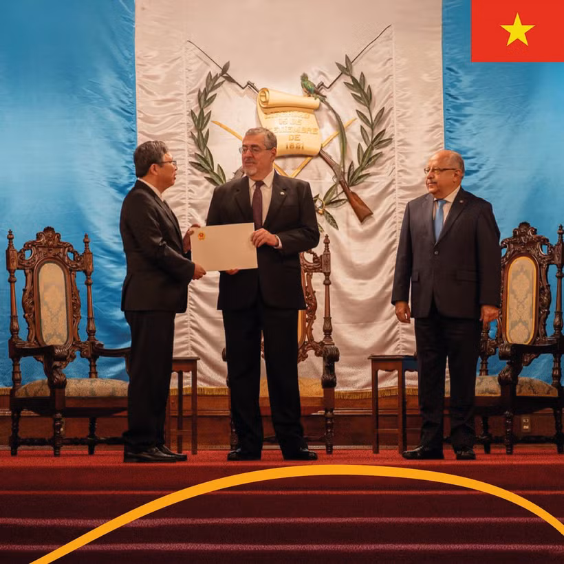 L’ambassadeur du Vietnam au Mexique, accrédité concurremment au Guatemala, Nguyen Van Hai, a solennellement présenté, le 16 janvier (heure locale), les lettres de créance du président vietnamien Luong Cuong au président guatémaltèque Bernardo Arévalo. Photo : VNA