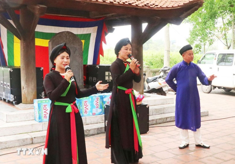 Chant de quan họ lors de la fête du temple Dên Dô. Photo : VNA