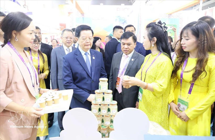 Le vice-Premier ministre Mai Van Chinh visite un stand vietnamien à la 22e CAEXPO. Photo: VNA
