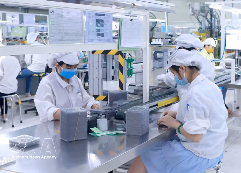 Production de composants électroniques à l'usine de Star Engineers Vietnam, dans la zone industrielle de Binh Xuyen I, province de Phu Tho. Photo : VNA