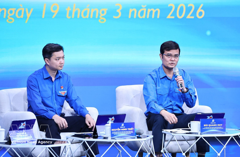 Bui Quang Huy, membre du Comité central du Parti et premier secrétaire du Comité central de l’Union de la jeunesse, répond aux questions de jeunes au Vietnam et à l’étranger. Photo : VNA