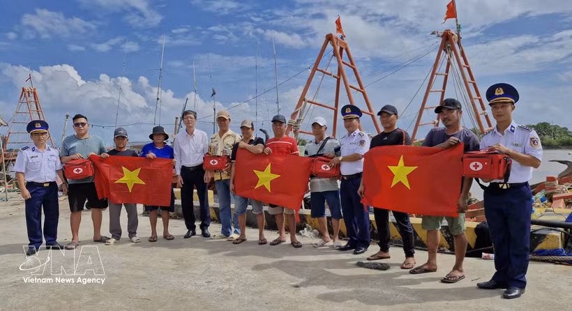 Le Commandement de la 4e Région des Garde-côtes du Vietnam, en coordination avec la commune de Gành Hào, organise une activité de proximité dans le cadre du programme « Les garde-côtes aux côtés des pêcheurs » afin de sensibiliser à la lutte contre la pêche INN. Photo : VNA