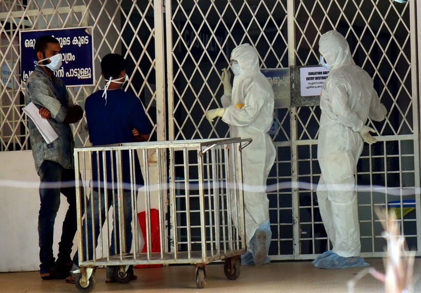Le personnel médical travaille dans une unité d'isolement d'un hôpital de Kochi, en Inde. (Photo : ANI/VNA)