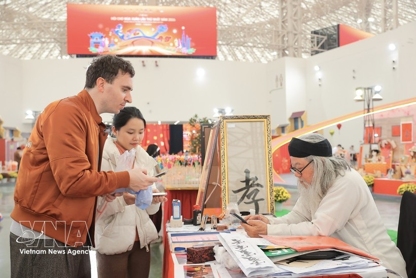 Un visiteur étranger à la première Foire du Printemps Glorieux, qui s'est tenue au Centre des expositions du Vietnam à Hanoï du 2 au 13 février. (Photo : VNA)