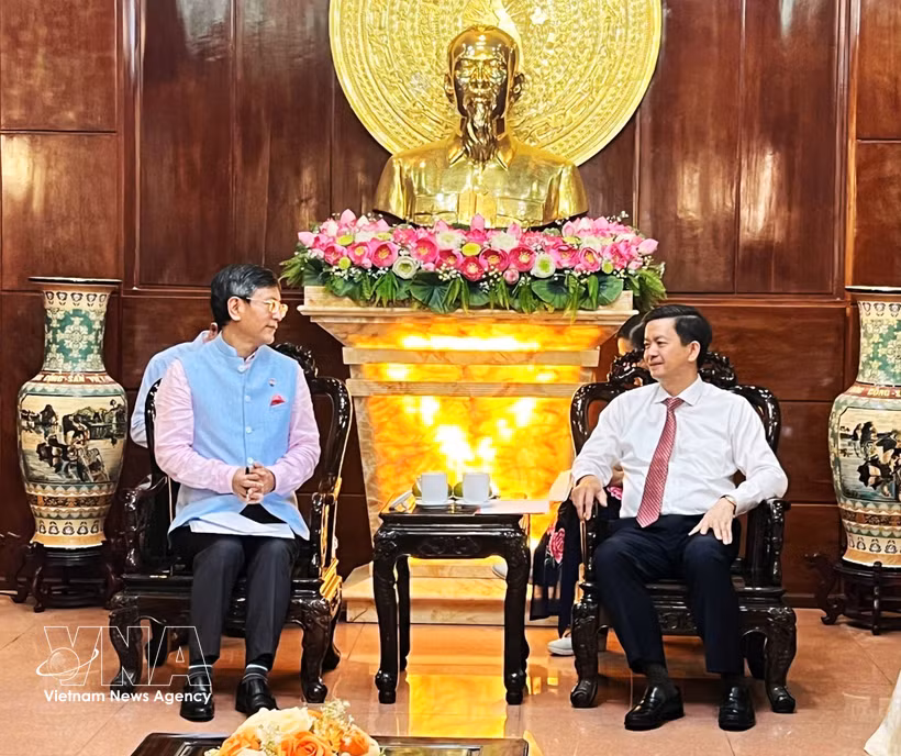 Lê Quang Tung, secrétaire du Comité municipal du Parti de Can Tho, (droite) et l’ambassadeur de l’Inde au Vietnam, Tshering Wangchuk Sherpa. Photo : VNA