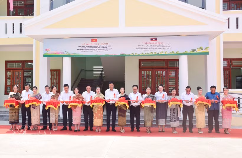 Des représentants des deux pays ont coupé le ruban pour inaugurer l'école primaire et secondaire de l'Amitié dans la province de Salavan au Laos (Photo : VNA)