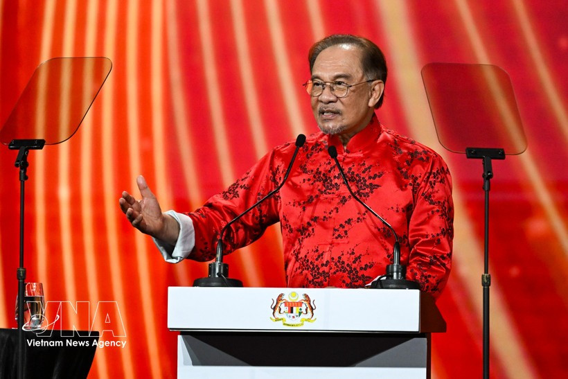 Le Premier ministre malaisien Anwar Ibrahim prend la parole lors d'un événement à Kuala Lumpur. (Photo : XINHUA/VNA)