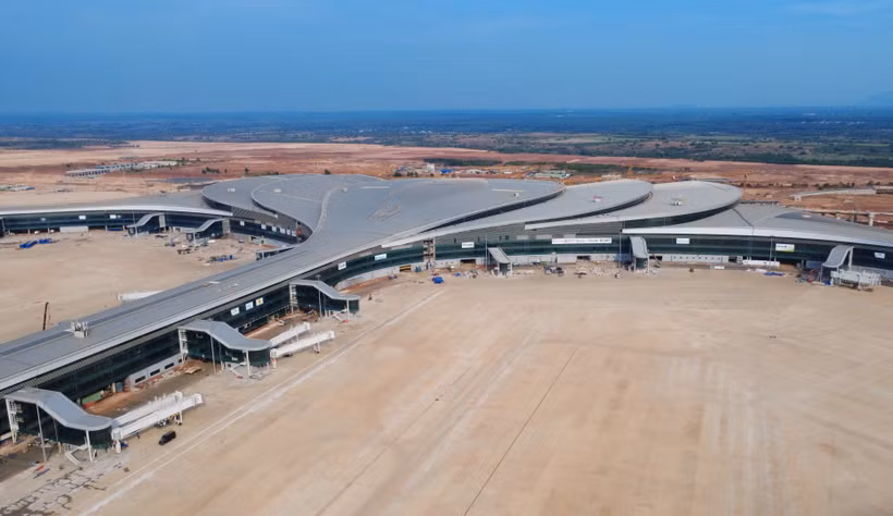 Les travaux de l'aire de stationnement des aéronefs et de la structure principale du terminal passagers de l'aéroport international de Long Thanh sont quasiment achevés. Photo : VNA 