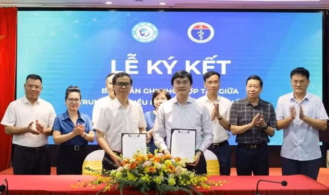 Des représentants du département de la santé de Hanoï et du Centre national de coordination des transplantations d'organes ont signé un protocole d'accord à Hanoï lundi. Photo vietnamplus.vn