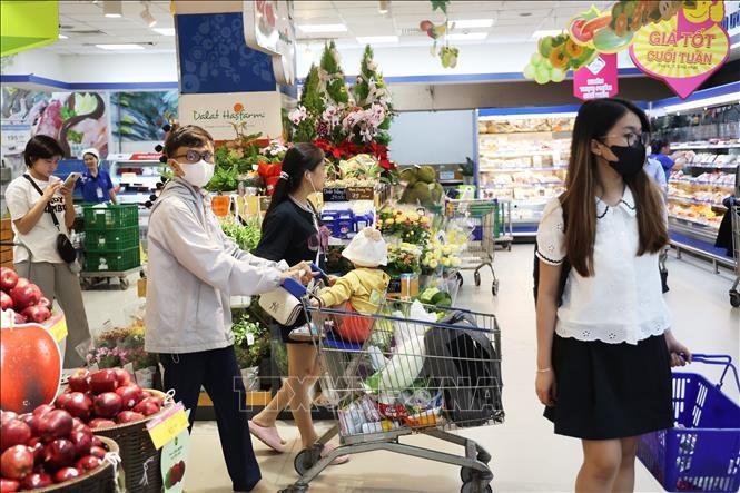 À l’occasion du congé du Nouvel An 2026, long de quatre jours (du 1er au 4 janvier), les supermarchés de Hô Chi Minh-Ville attirent de nombreux clients grâce à des programmes promotionnels. Photo : VNA