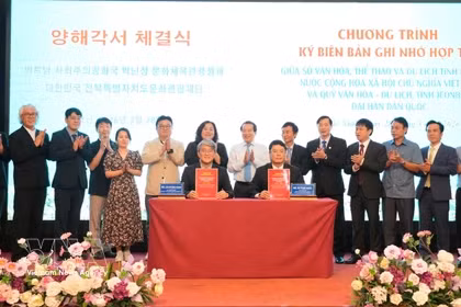 Le Département de la Culture, des Sports et du Tourisme de la province de Bac Ninh et la Fondation pour la Culture et le Tourisme de Jeonbuk, province autonome spéciale de la République de Corée, ont signé un protocole d'accord visant à renforcer les échanges culturels et le développement touristique entre les deux régions. Photo : VNA