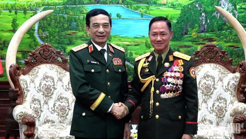 Le ministre vietnamien de la Défense nationale, le général Phan Van Giang (à gauche), et le ministre lao de la Défense, le lieutenant-général Khamlieng Outhakaysone (Photo : VNA)