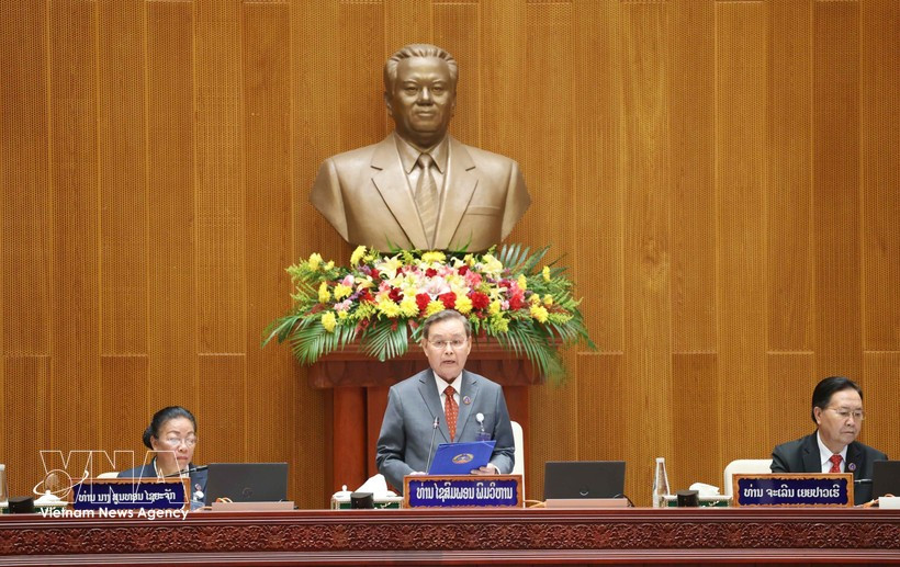 Xaysomphon Phomvihane, membre du Politburo et président de la neuvième Assemblée nationale du Laos, prononce le discours d'ouverture de la session. (Photo : VNA)