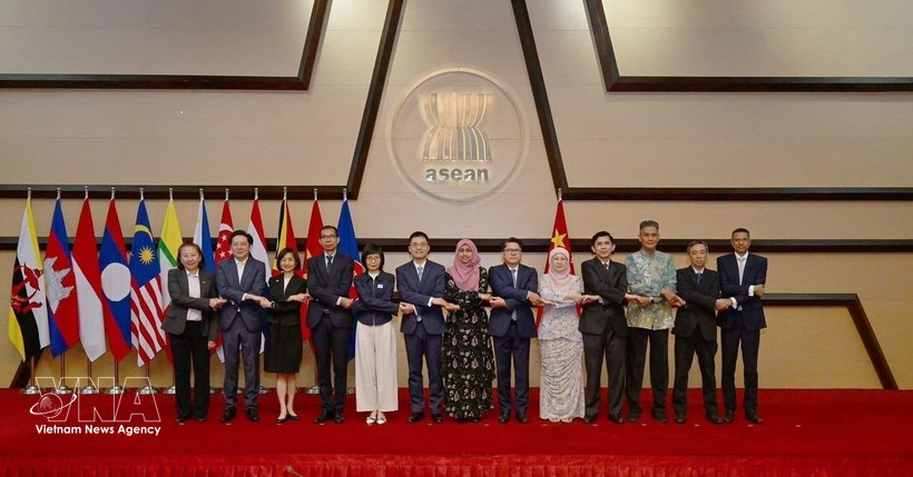 Les délégués à la 27e réunion du Comité de coopération mixte ASEAN-Chine posent pour une photo. (Photo : VNA)