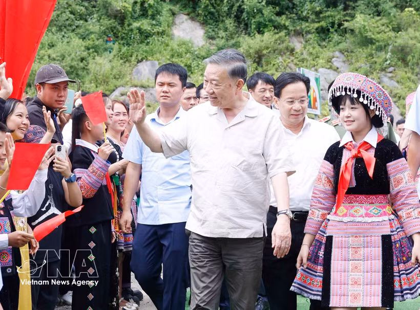 Le secrétaire général du Parti communiste du Vietnam et président de la République, Tô Lâm assiste à la Journée de la protection de la sécurité nationale organisée au hameau de Long Luông, dans la commune de Vân Hô (province de Son La). Photo / VNA