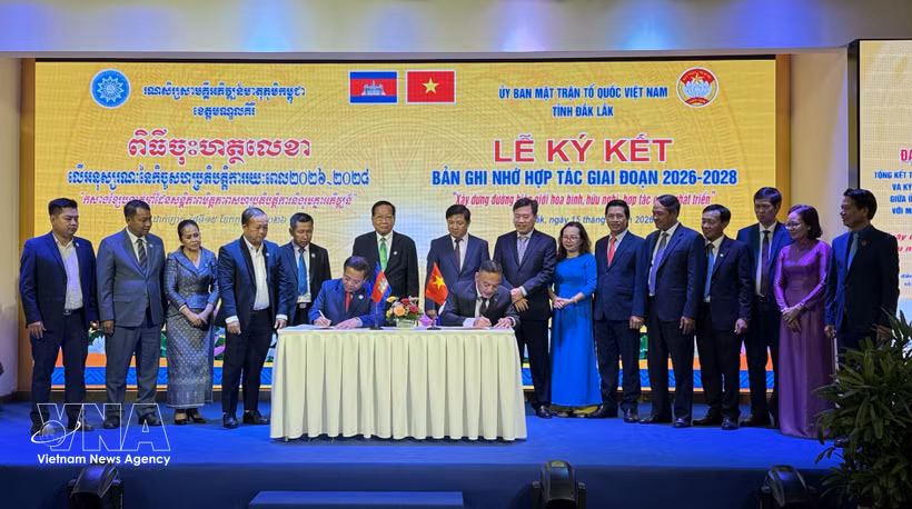 Signature d'un protocole d'accord de coopération entre le Comité du Front de la Patrie du Vietnam de la province de Dak Lak et le Front pour la solidarité et le développement de la patrie du Cambodge de la province de Mondulkiri. Photo : VNA.