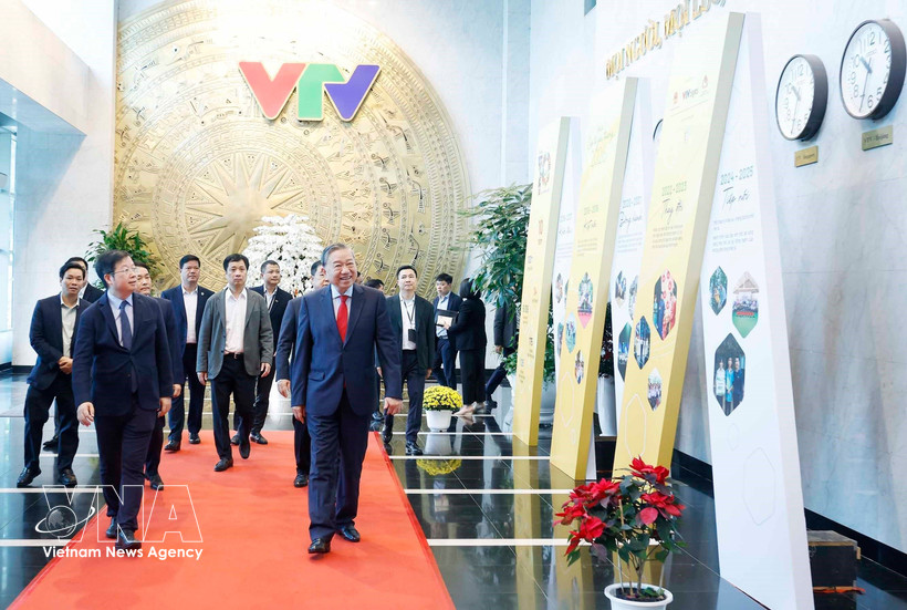 Le secrétaire général du Parti, Tô Lâm, s’est rendu auprès des cadres, journalistes, rédacteurs, techniciens et employés assurant la permanence pendant le Nouvel An à la Télévision du Vietnam. Photo : VNA