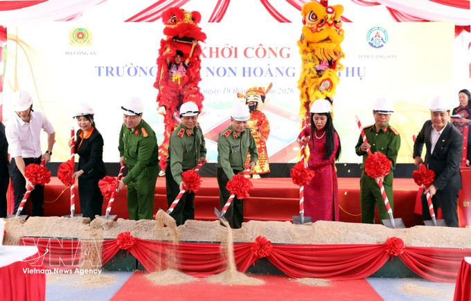 Les réponsables du ministère de la Sécurité publique, de la police de la province de Lang Son et de la province de Lạng Sơn procèdent à la cérémonie de lancement du projet de construction de l’école maternelle de la commune de Hoàng Van Thu (Lang Son). Photo : VNA