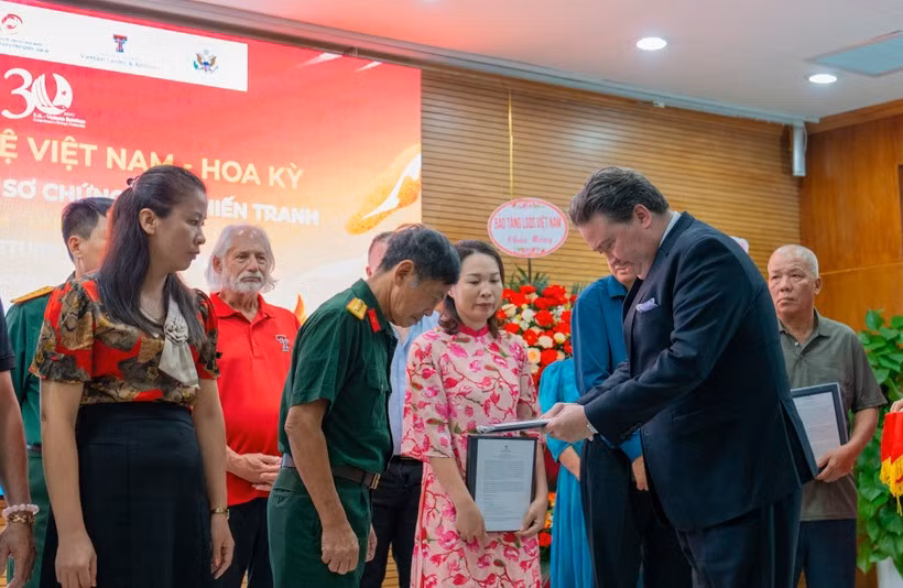L’ancien ambassadeur des États-Unis au Vietnam, Marc E. Knapper, restitue des « dossiers des vestiges de guerre » en 2025. (Photo : CTV/Vietnam+)
