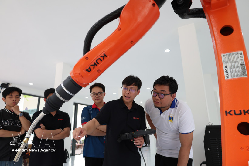 Des robots industriels et des systèmes de contrôle automatisé, financés par des entreprises, sont mis à disposition pour les activités de formation. Photo : VNA.