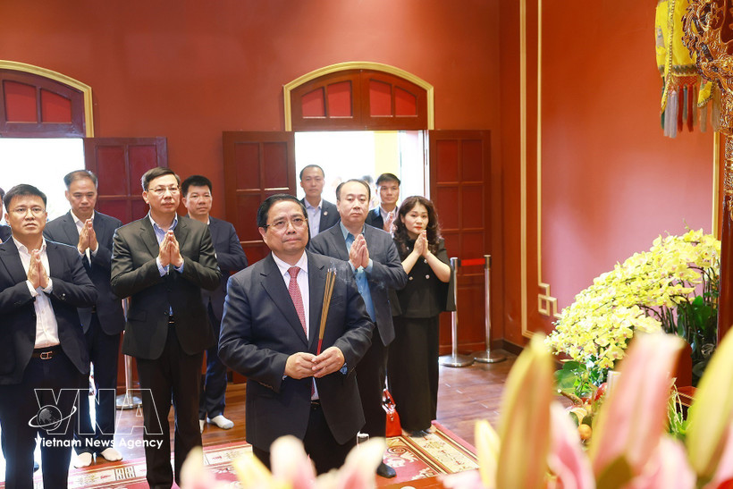 Le Premier ministre Pham Minh Chinh offre de l’encens à la Cité impériale de Thăng Long. Photo : VNA