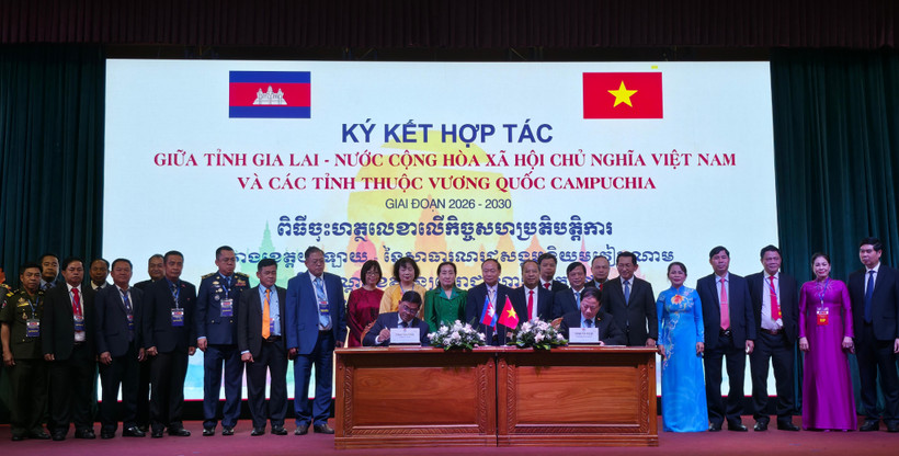 Le président du Comité populaire de la province de Gia Lai, Pham Anh Tuan, signe un accord de coopération avec le gouverneur de la province de Ratanakiri. Photo : VNA