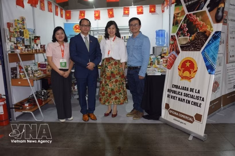Des produits vietnamiens sont mis en avant lors d'une foire commerciale au Chili en 2025. (Photo : VNA)