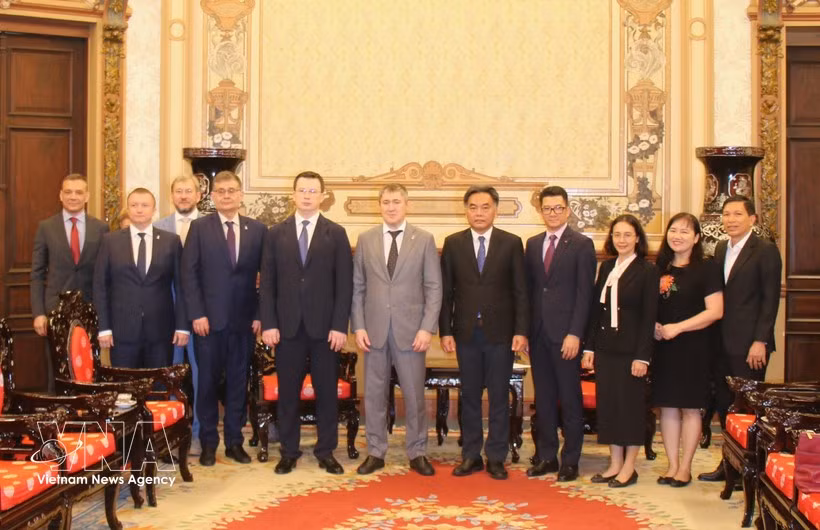 Des représentants d'Hô Chi Minh-Ville et de la délégation du kraï de Perm lors de la réunion du 27 mars (Photo : VNA)