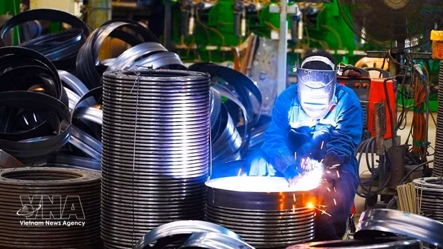 Activités de production au sein de la société Viet Hai High-Tech Structure Production, située dans la zone économique de Vung Ang. La province de Ha Tinh ambitionne de transformer la zone économique de Vung Ang en un pôle régional pour l'industrie, l'énergie, les infrastructures portuaires et la logistique. Photo : VNA