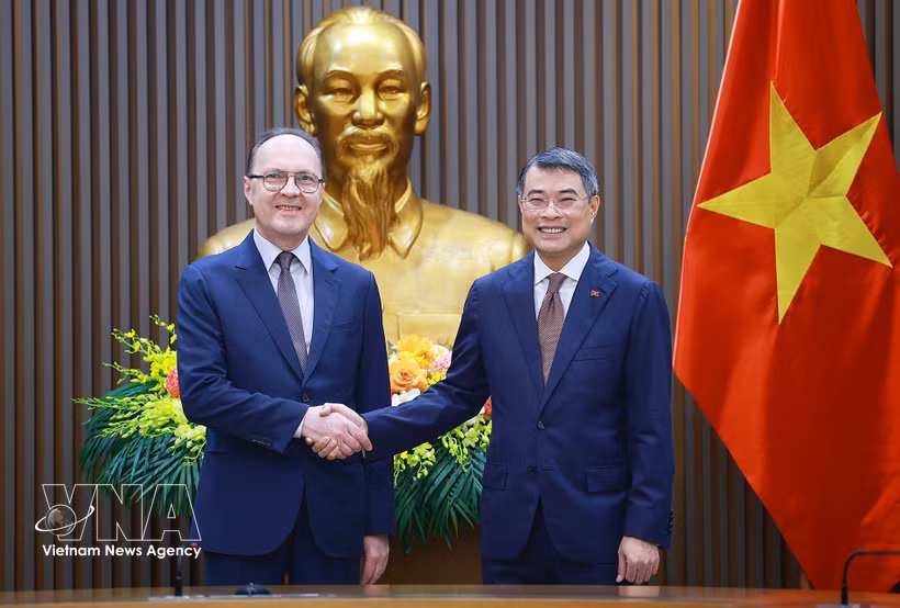 Le Premier ministre Le Minh Hung (dtroite) et l’ambassadeur extraordinaire et plénipotentiaire de la Fédération de Russie au Vietnam, Gennady Bezdetko. Photo : VNA