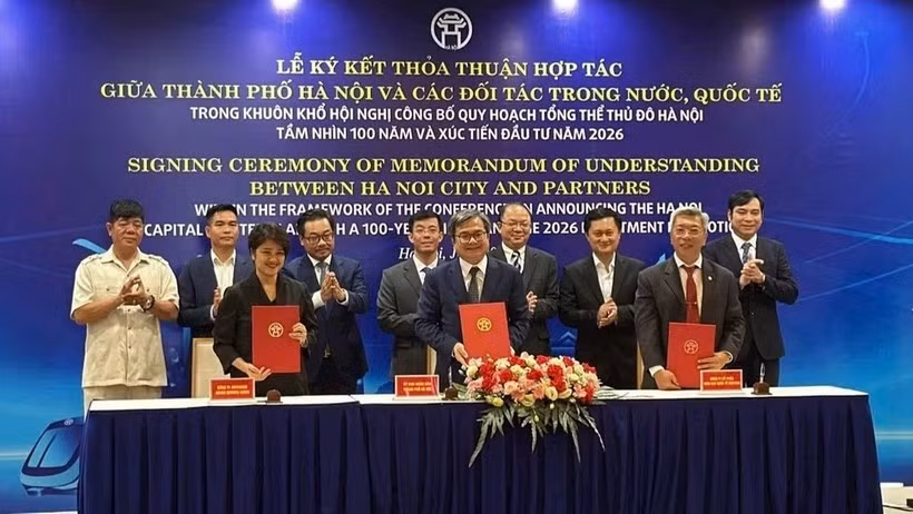 Un protocole d'accord a été signé entre le Comité populaire de Hanoï et AMD Vietnam Corporation, SunEdu Joint Stock Company, membre du groupe SunElectronics, concernant la coopération en matière de formation et de développement de ressources humaines hautement qualifiées. (Photo : courtoisie du comité d'organisation)