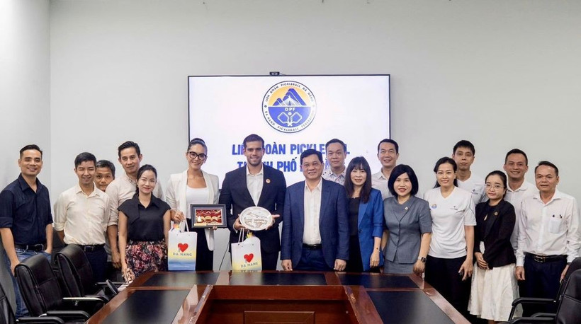 Séance de travail entre la Fédération de pickleball de Da Nang (DPF) et les dirigeants de la Coupe du monde de pickleball, dans le cadre de leur visite au Vietnam. Photo : DPF