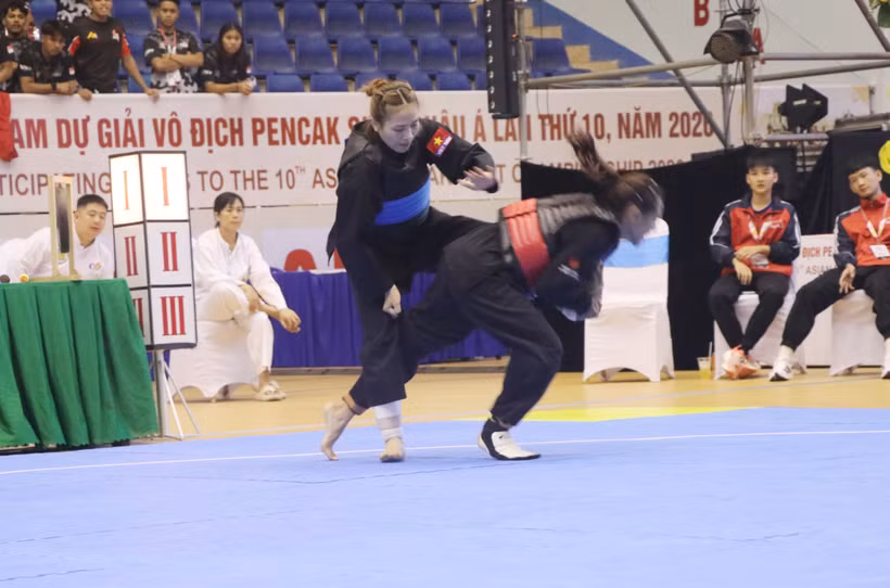 Des athlètes en compétition lors des 10es Championnats d'Asie de pencak silat. Photo : VNA