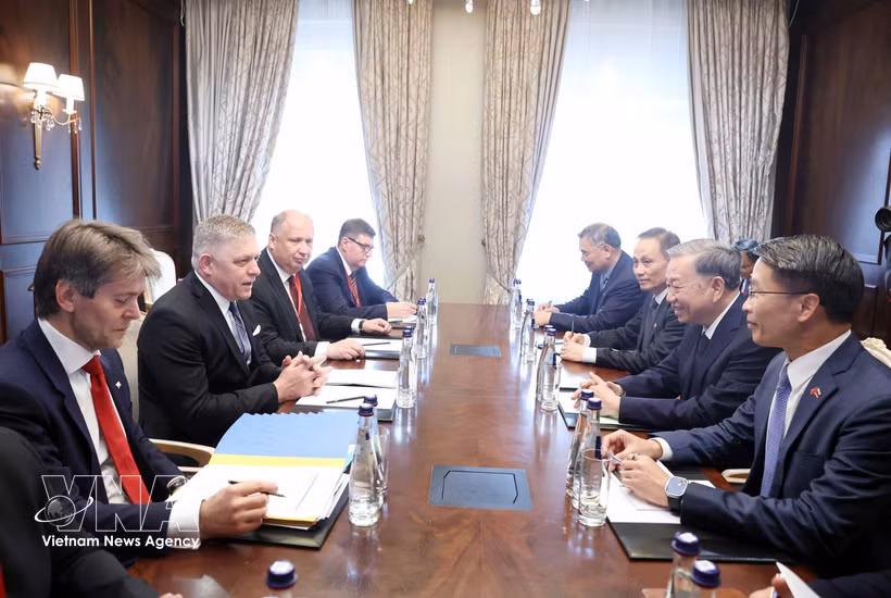 Le secrétaire général du Parti, Tô Lâm, rencontre le 9 mai 2025, à Moscou, le Premier ministre slovaque Robert Fico. Photo : VNA