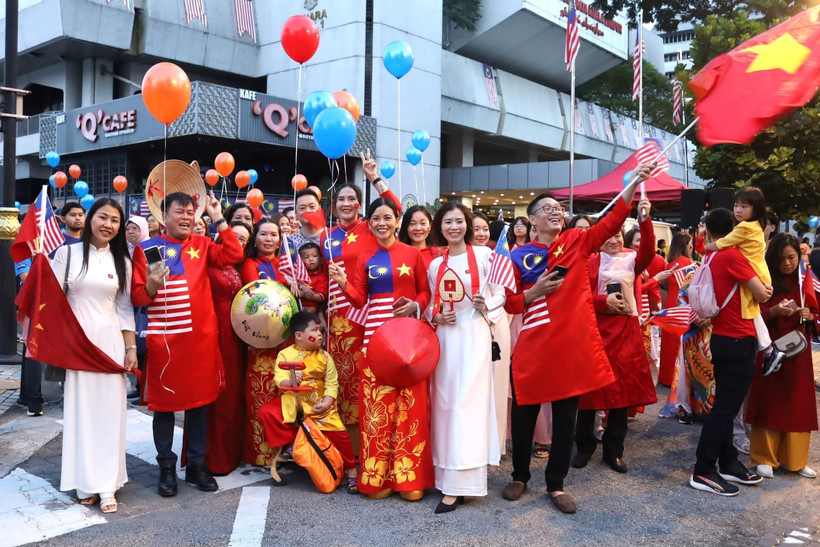 Des Vietnamiens lors des activités marquant le 80e anniversaire de la Fête nationale du Vietnam à Kuala Lumpur (Malaisie). Photo / VNA