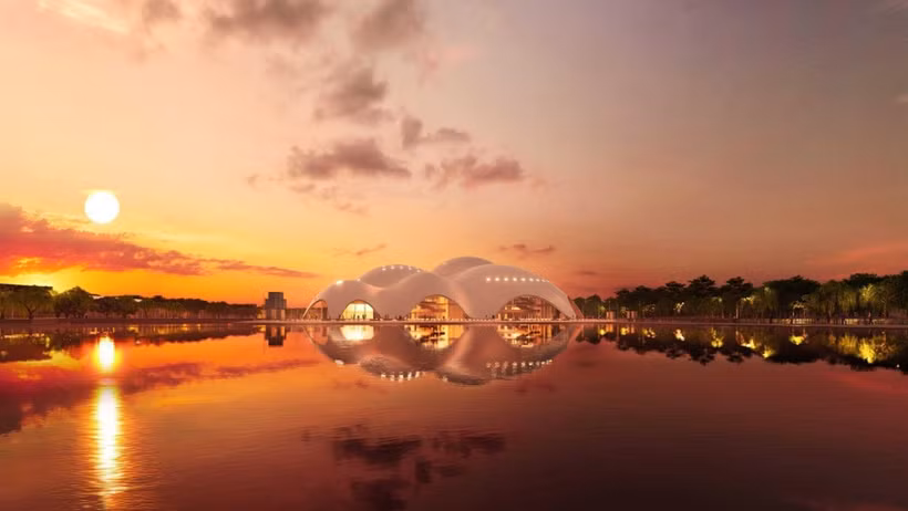 S'élevant telle une perle géante au-dessus du lac de l'Ouest, la structure présente une coque en céramique unique dont les couleurs changent sous la lumière naturelle (Source : Sun Group).