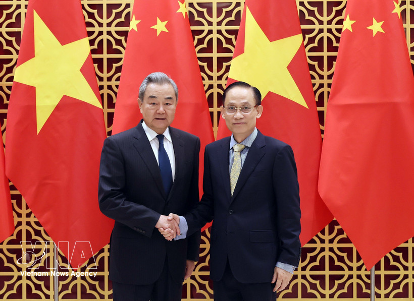Le ministre vietnamien des Affaires étrangères Lê Hoài Trung (droite) et son homologue chinois Wang Yi. Photo : VNA