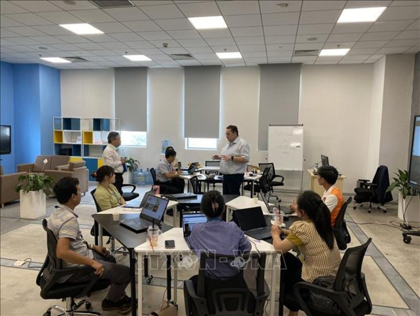 Le modèle de « classe numérique » est présenté à l’Université vietnamo-allemande. Photo / VNA
