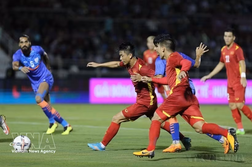 Match de football international entre la sélection vietnamienne (en rouge) et l’équipe indienne (en bleu), le 27 septembre 2022, au stade Thống Nhất à Hô Chi Minh-Ville. Photo : VNA