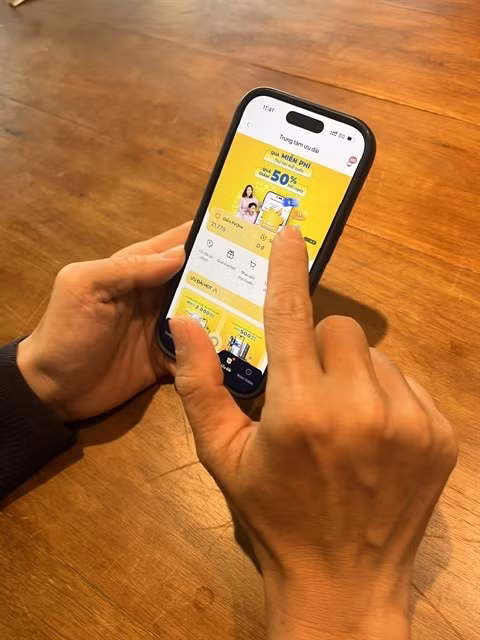 Un client utilise une application bancaire mobile. Photo : VNS