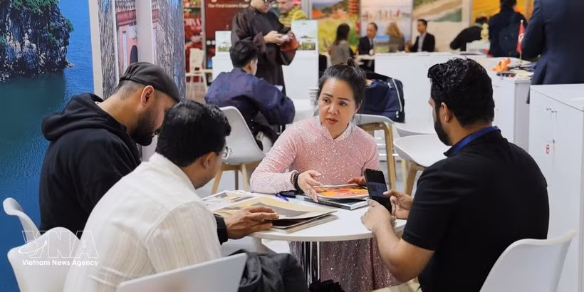 Un représentant d'une entreprise vietnamienne présente ses produits à l'ITB Berlin 2026. (Photo : VNA)