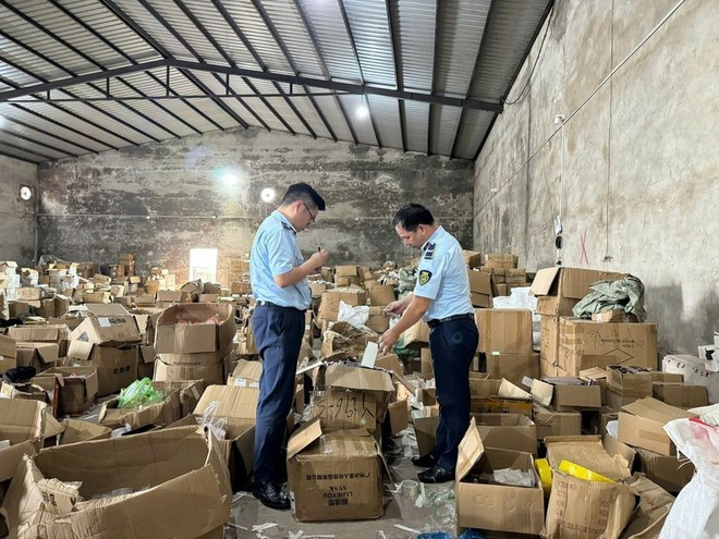 Des agents de la gestion du marché de Quang Ninh inspectent un entrepôt suspect. Photo : VNA