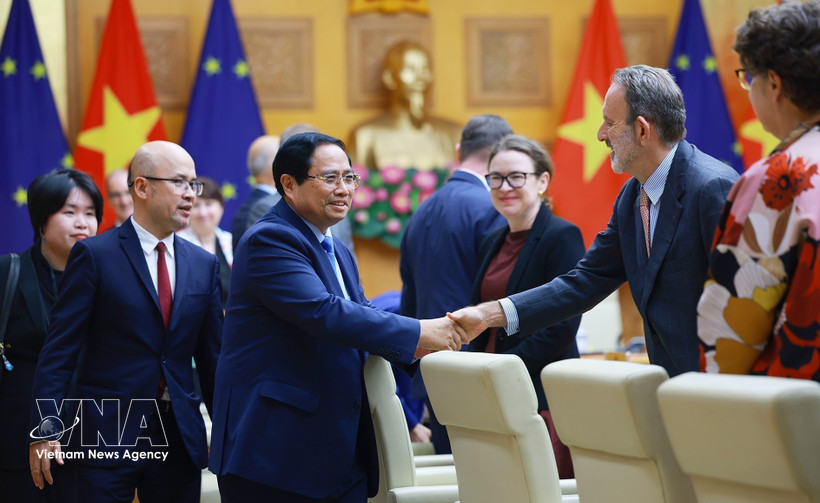 Le Premier ministre Pham Minh Chinh reçoit les ambassadeurs et chargés d’affaires de l’UE au Vietnam. Photo / VNA