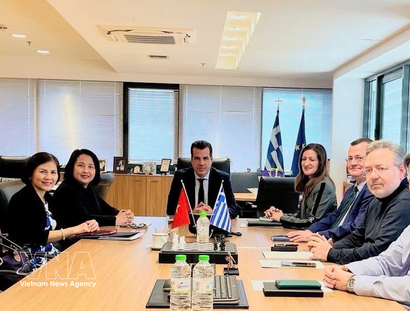 L'ambassadrice du Vietnam en Grèce, Pham Thi Thu Huong travaille avec avec le ministre grec des Migrations et de l'Asile, Athanasios Plevris. Photo : VNA