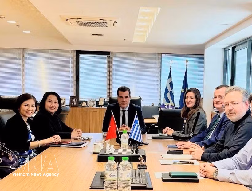 L'ambassadrice du Vietnam en Grèce, Pham Thi Thu Huong travaille avec avec le ministre grec des Migrations et de l'Asile, Athanasios Plevris. Photo : VNA