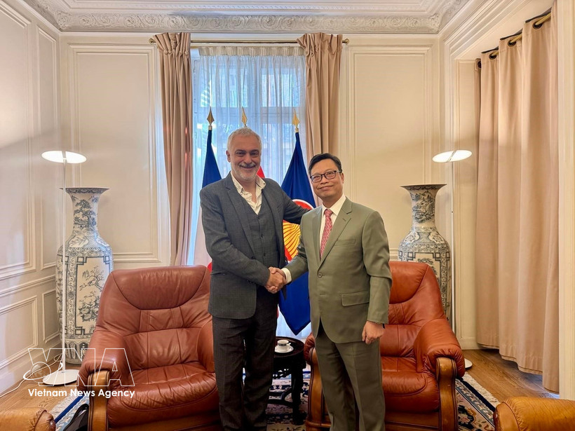 L’ambassadeur du Vietnam en France, Trinh Duc Hai, (droite) et Taylan Coskun, membre du Politburo du Parti communiste français (PCF) chargé des relations avec le Vietnam. Photo : VNA
