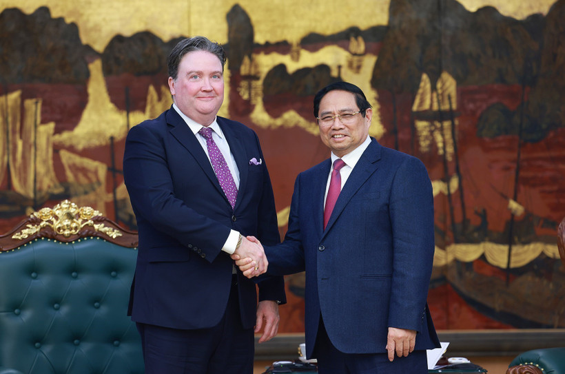 Le Premier ministre Pham Minh Chinh (droite) et ’ambassadeur des États-Unis au Vietnam, Marc Knapper. Photo : VNA