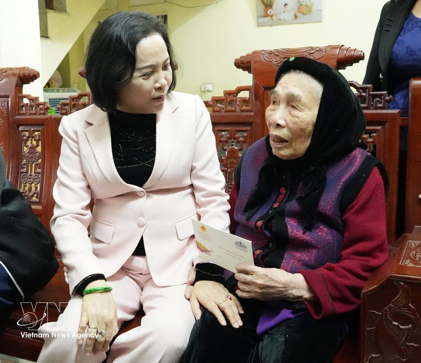 La vice-présidente de l'Assemblée nationale Nguyen Thi Thanh. Photo : VNA rend visite à la Mère héroïque vietnamienne Nguyen Thi Thom, à l'occasion du Têt, dans la commune de Yen Mac. Photo : VNA